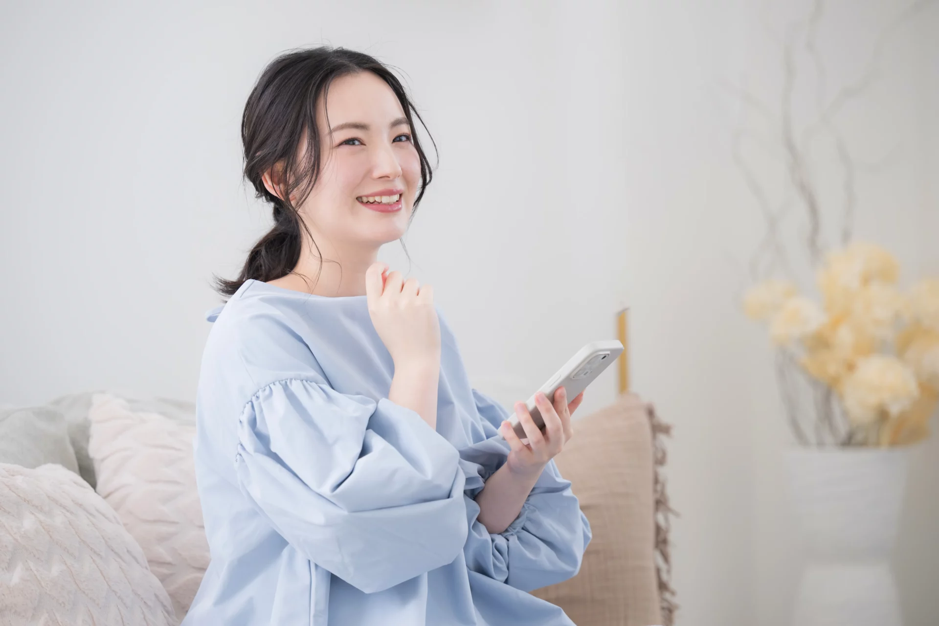 ソファーに座り考える女性
