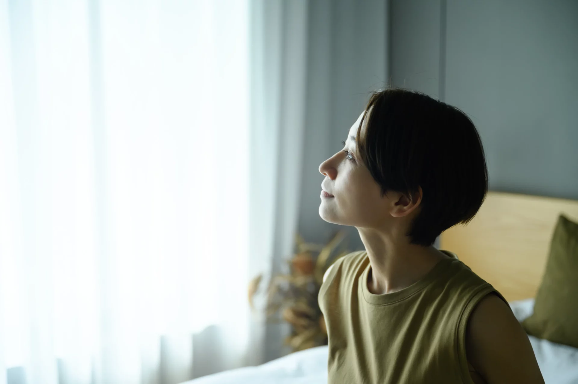 自宅で考える女性