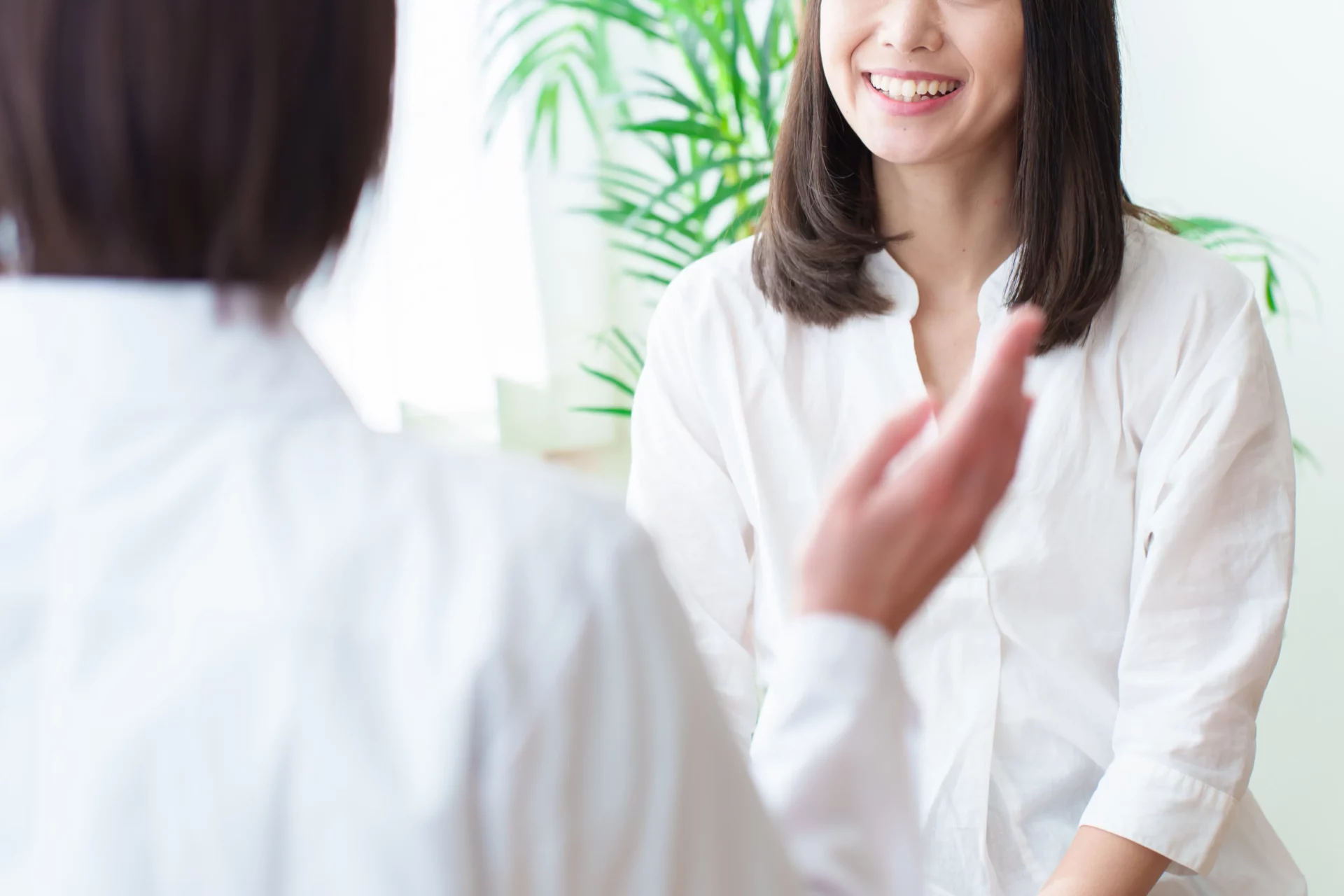医師に受診する女性