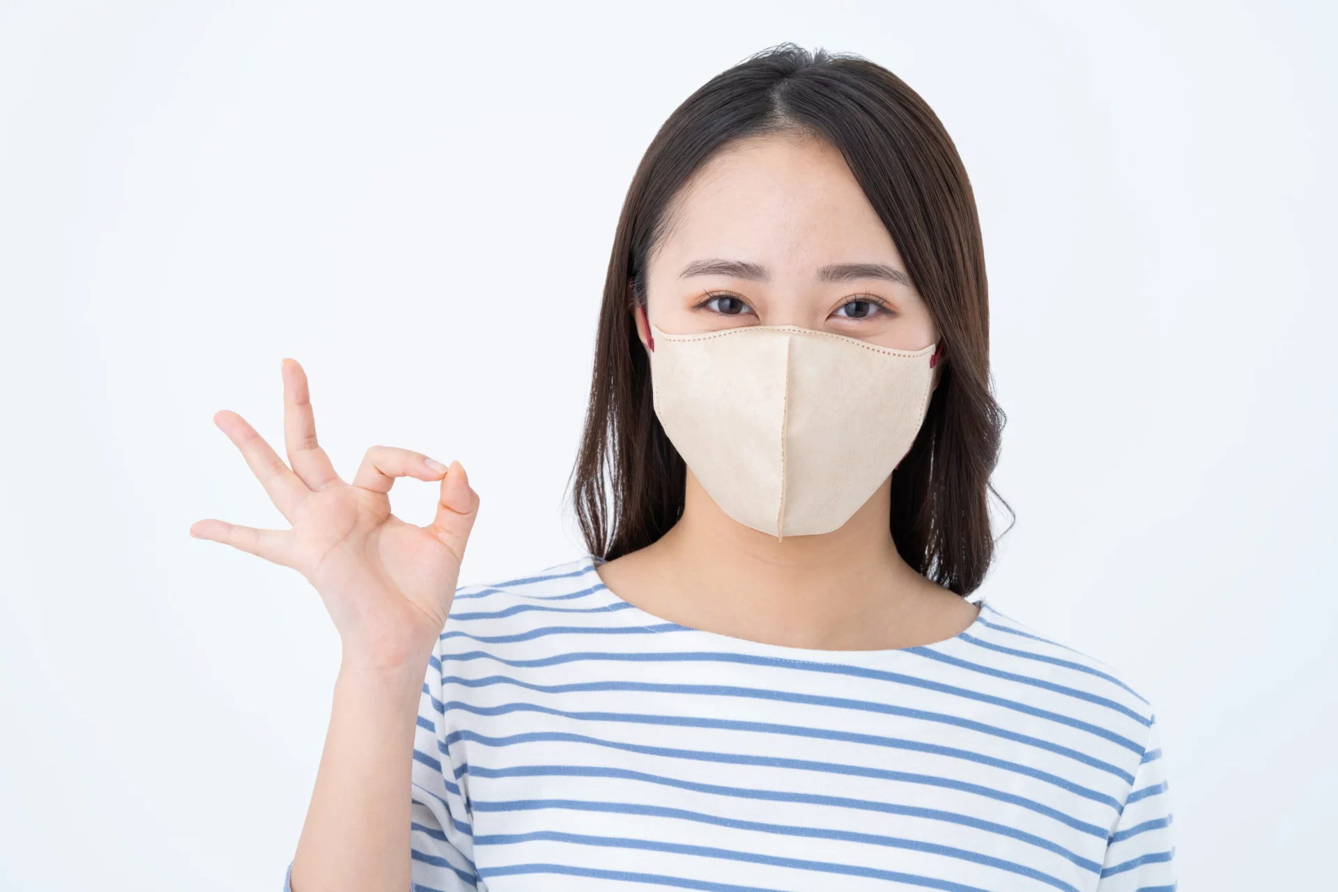 マスクをする女性